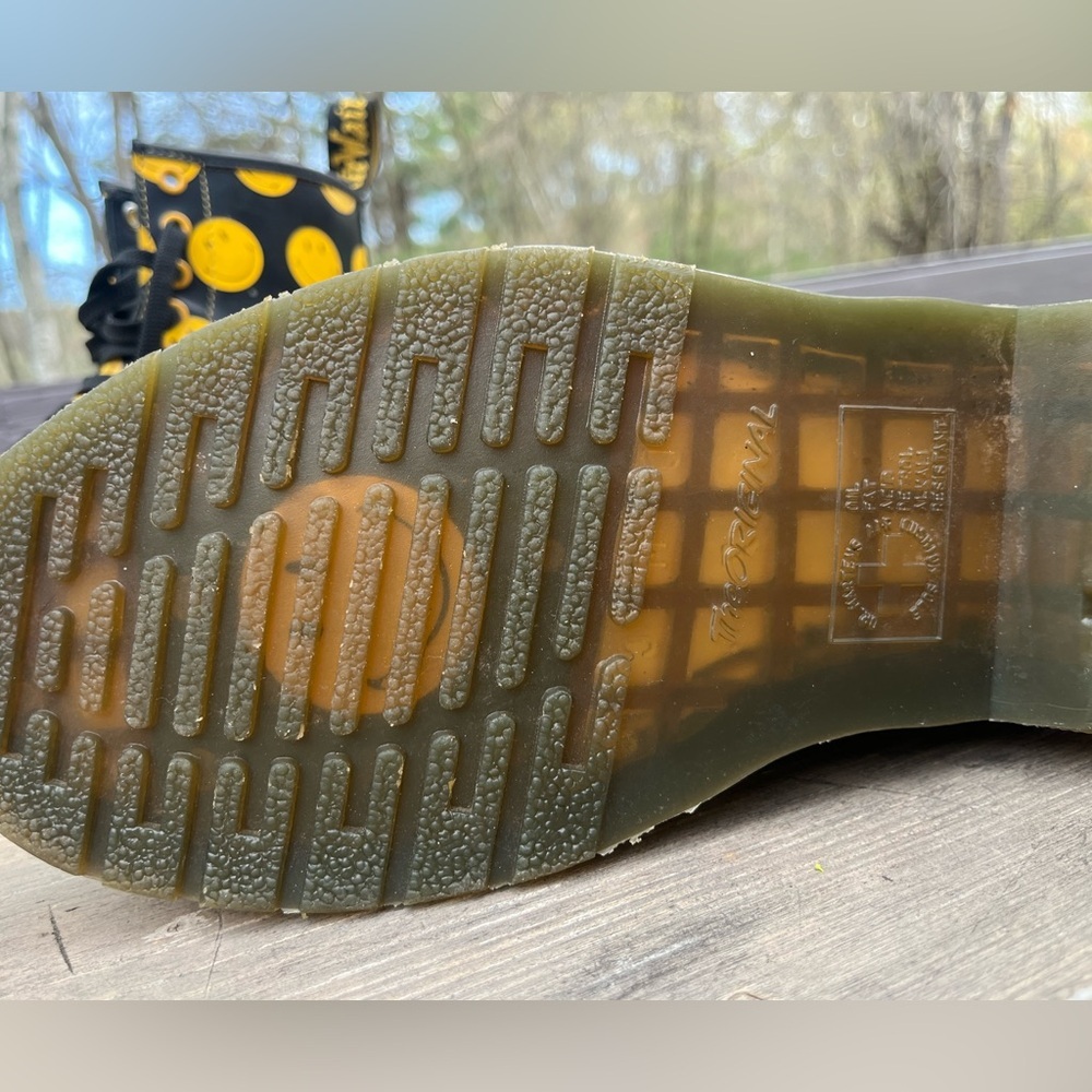 Smiley Dr Marten Limited Edition - Picture 3 of 15